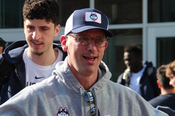 Danny Hurley kollarını dışarıda tutar ve gülümser.