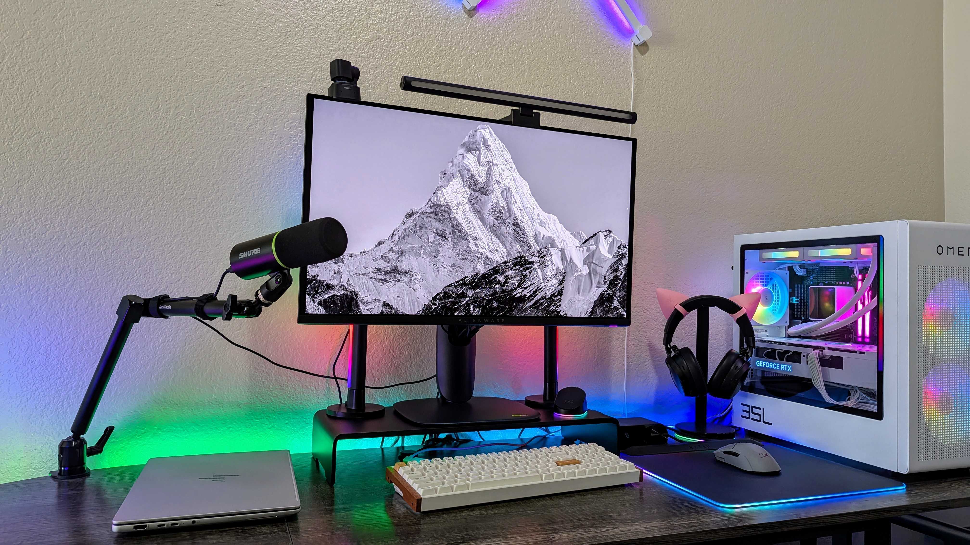 Razer Aether ayakta ışık çubuklarının görüntüsü.