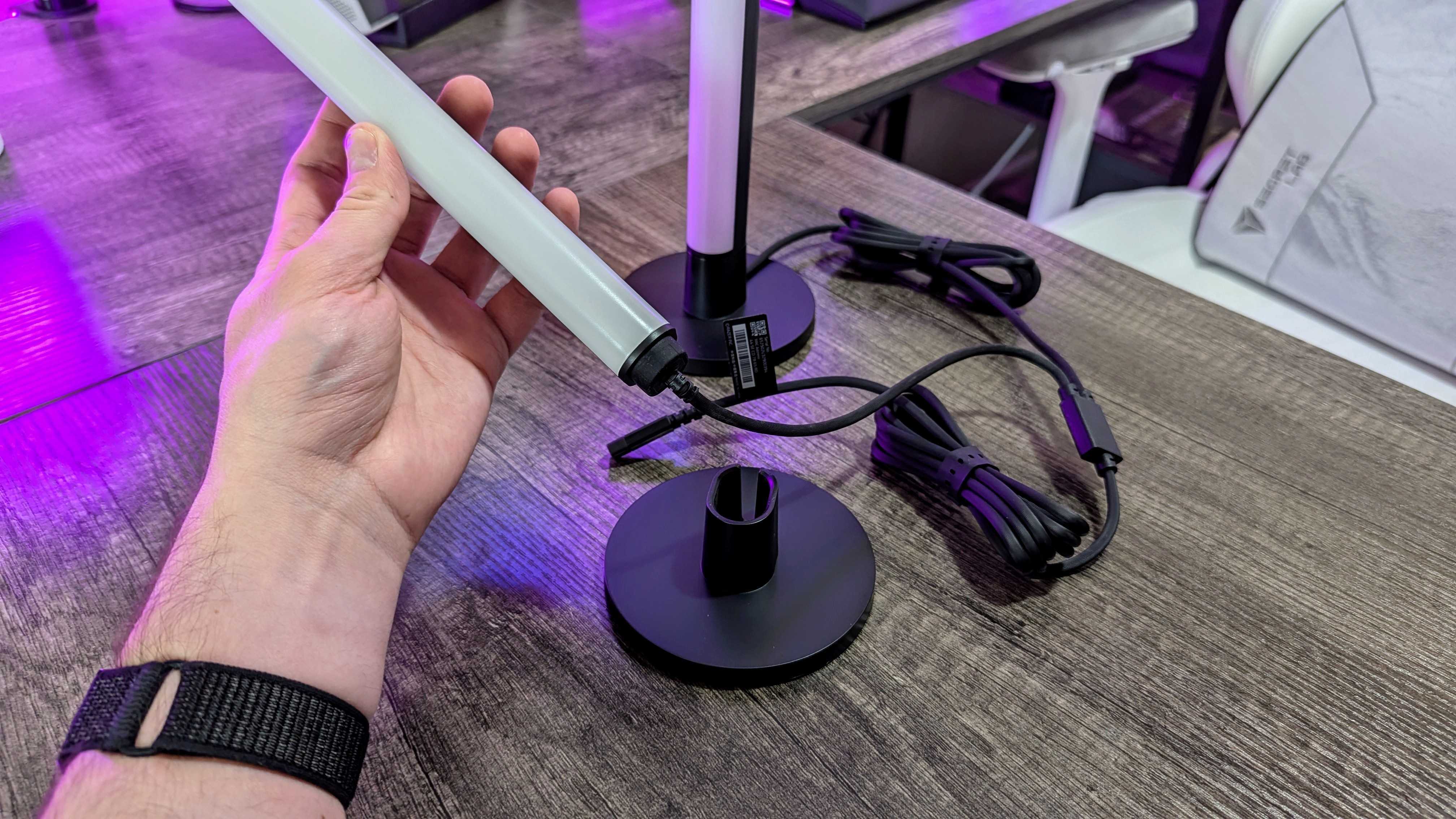 Razer Aether ayakta ışık çubuklarının görüntüsü.