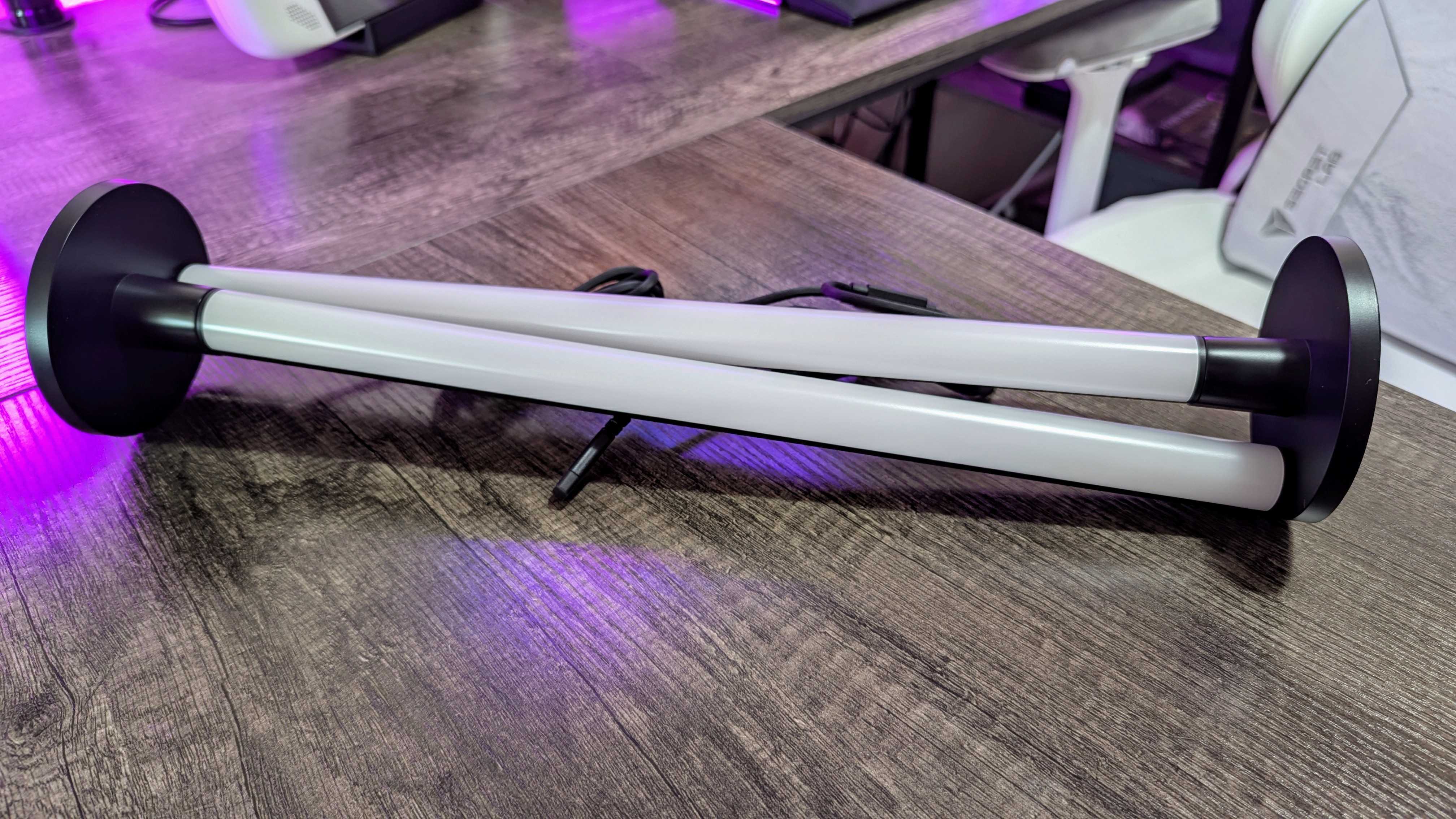 Razer Aether ayakta ışık çubuklarının görüntüsü.