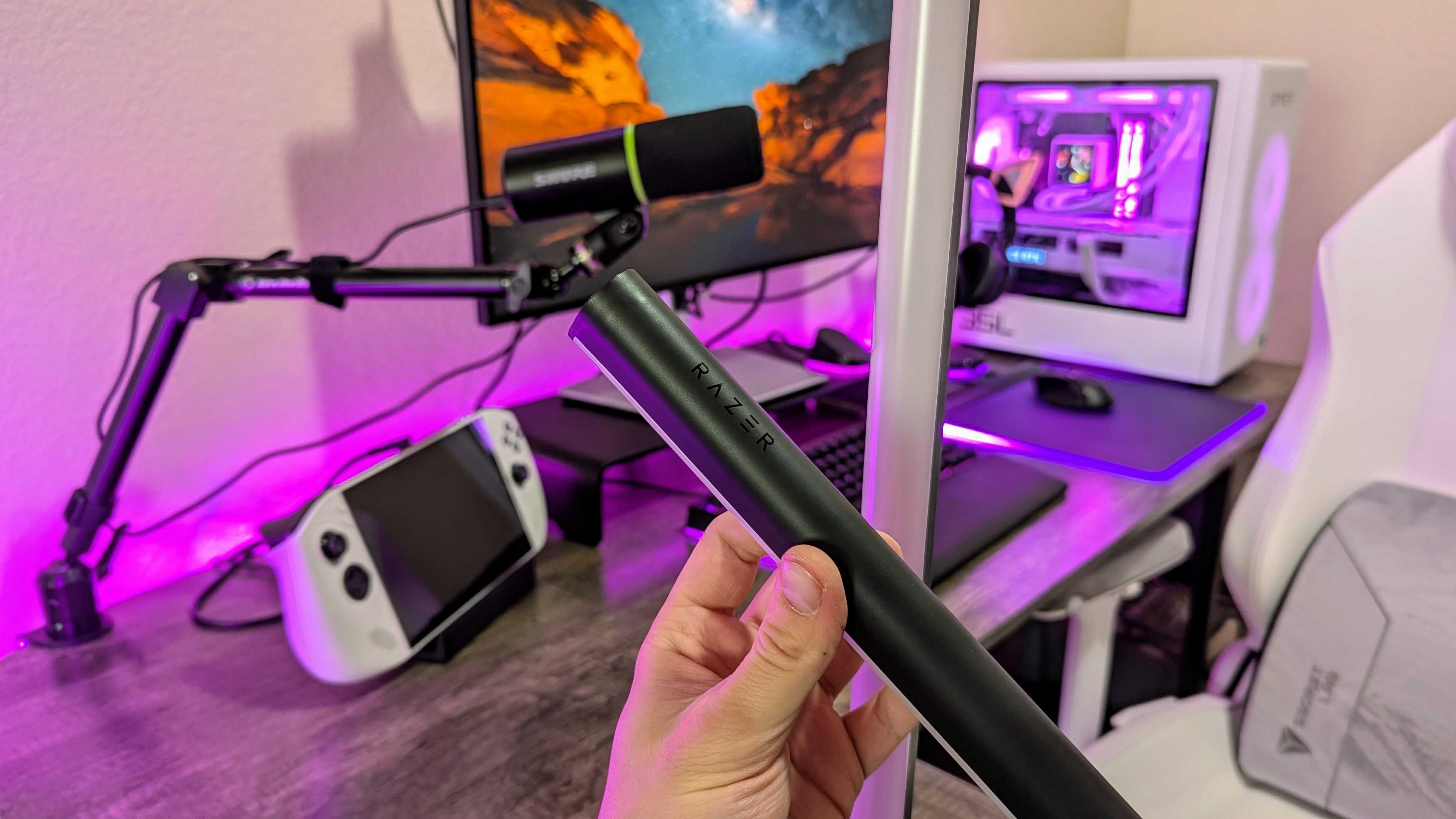 Razer Aether ayakta ışık çubuklarının görüntüsü.