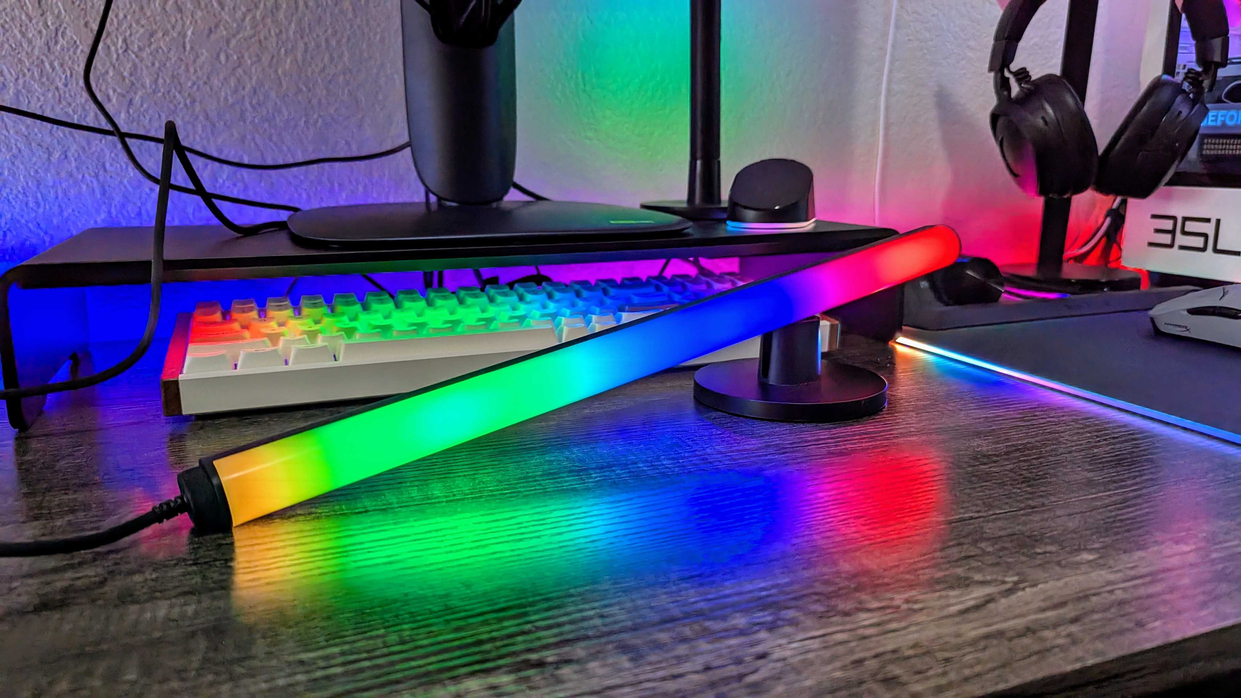 Razer Aether ayakta ışık çubuklarının görüntüsü.
