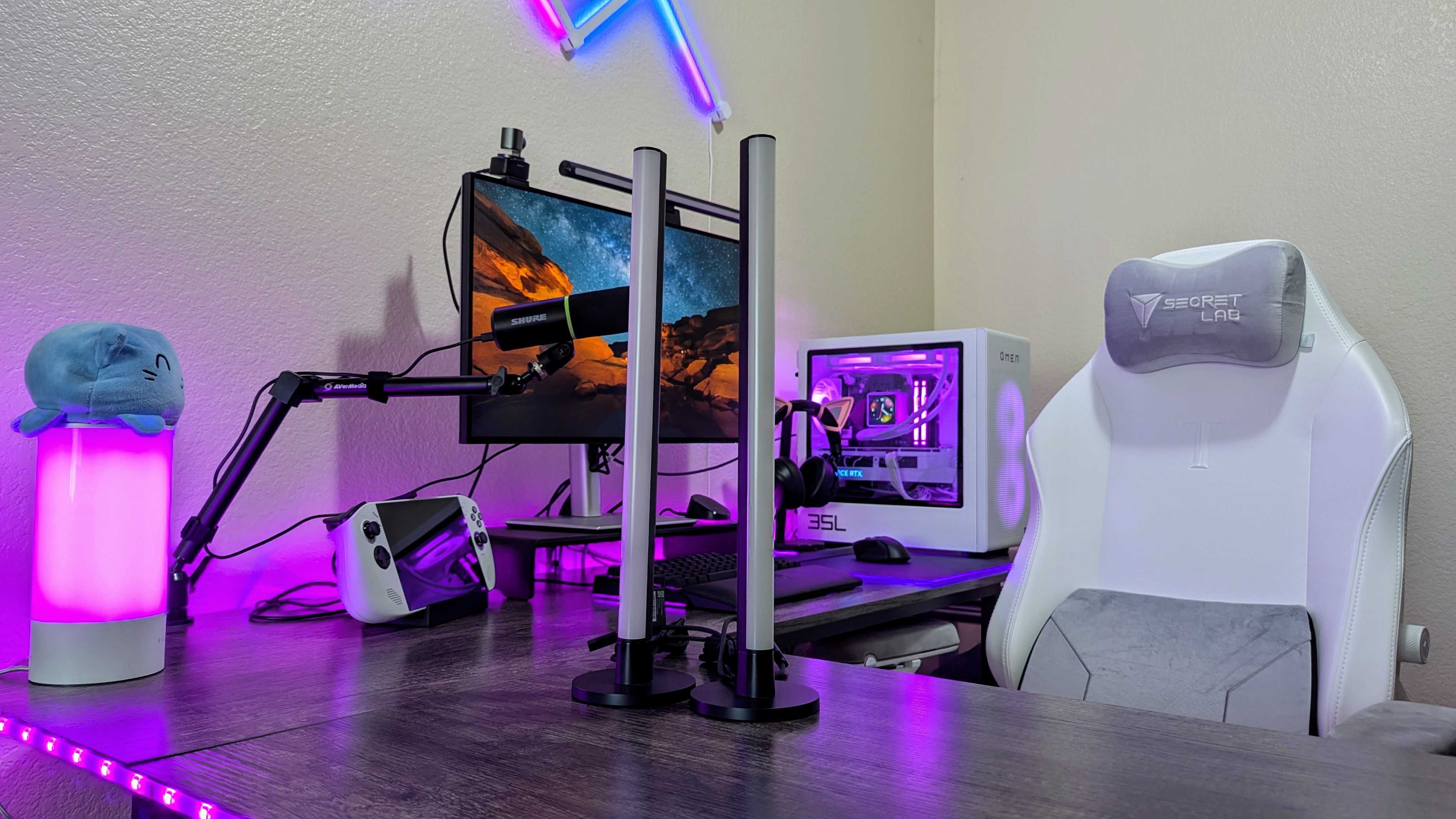 Razer Aether ayakta ışık çubuklarının görüntüsü.