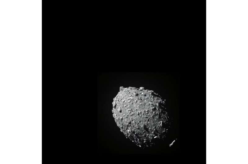 Dart uzay aracı tarafından resmedilen asteroit dimorphos, ikisi 2022'de çarpışmadan önce