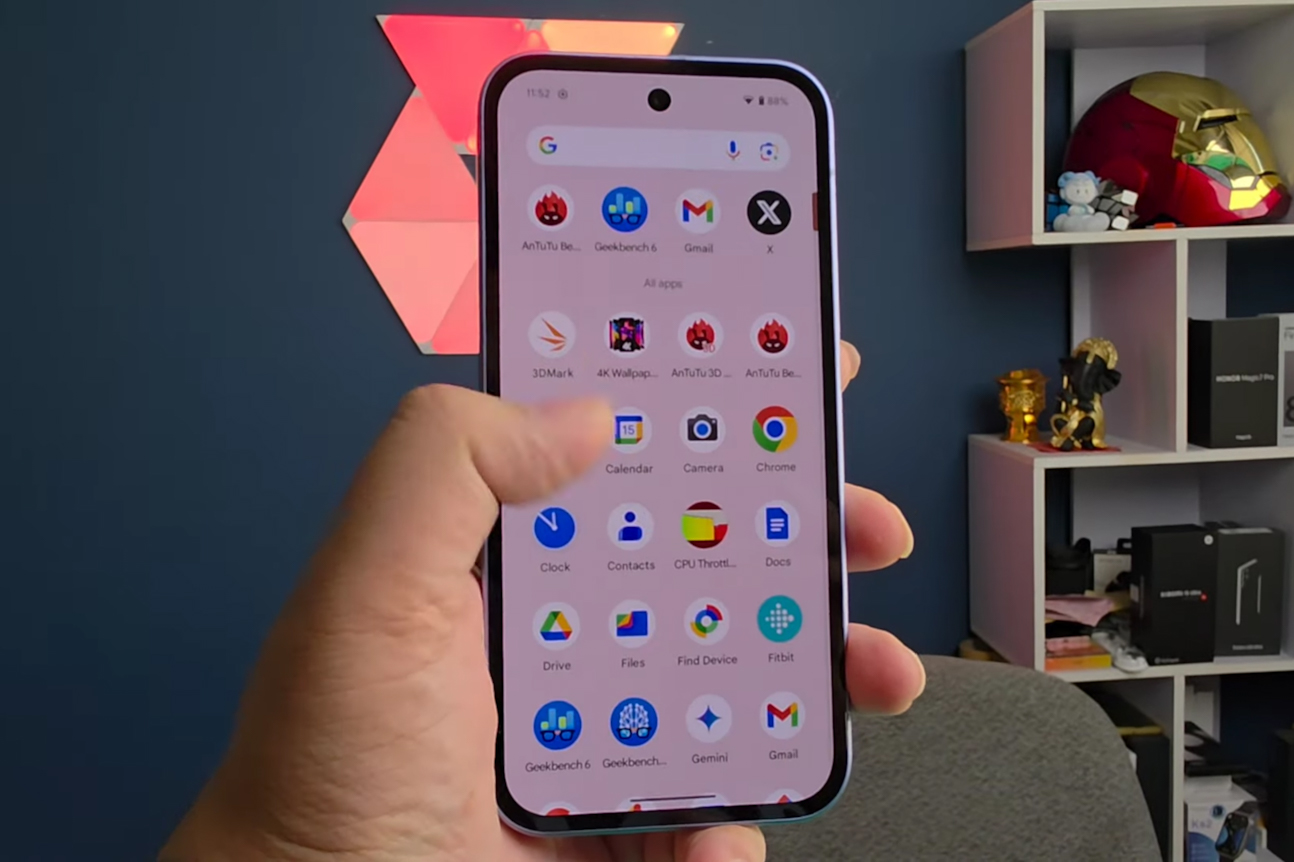 Google Pixel 9A'da uygulama çekmecesi.