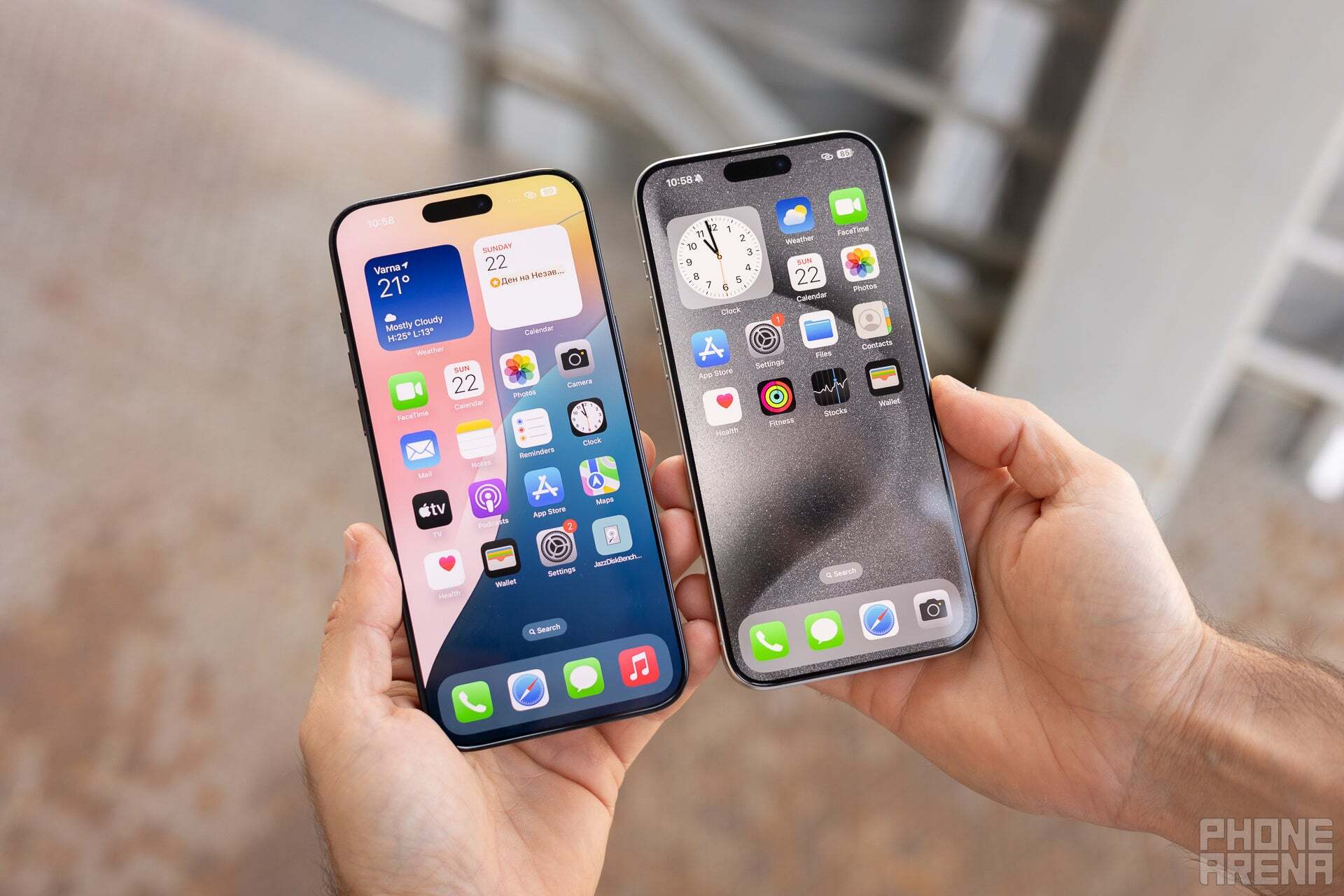 İPhone 16 Pro Max ve iPhone 15 Pro Max 'çerçeveleri. | Image Credit - Phonearena - Oppo'nun bir sonraki amiral gemisi iPhone 16 Pro Max'in tasarımında bir jab aldı - ve makbuzları var