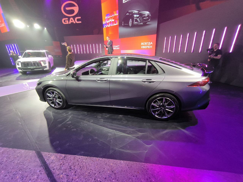 Toyota Corolla ve Kia Cerato'yu 170 beygir gücünde bir motor ve ayarlanmış egzoz sesi ile değiştiriyor. Rusya'da atlet GAC Empow'u tanıttılar