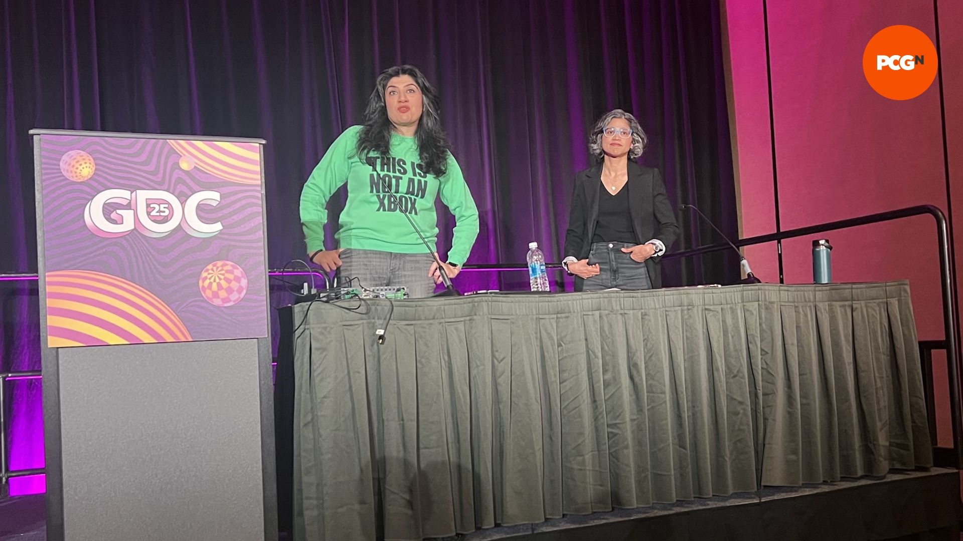 Overwatch 2: GDC 2025'te konuşma yapan iki konuşmacının fotoğrafı