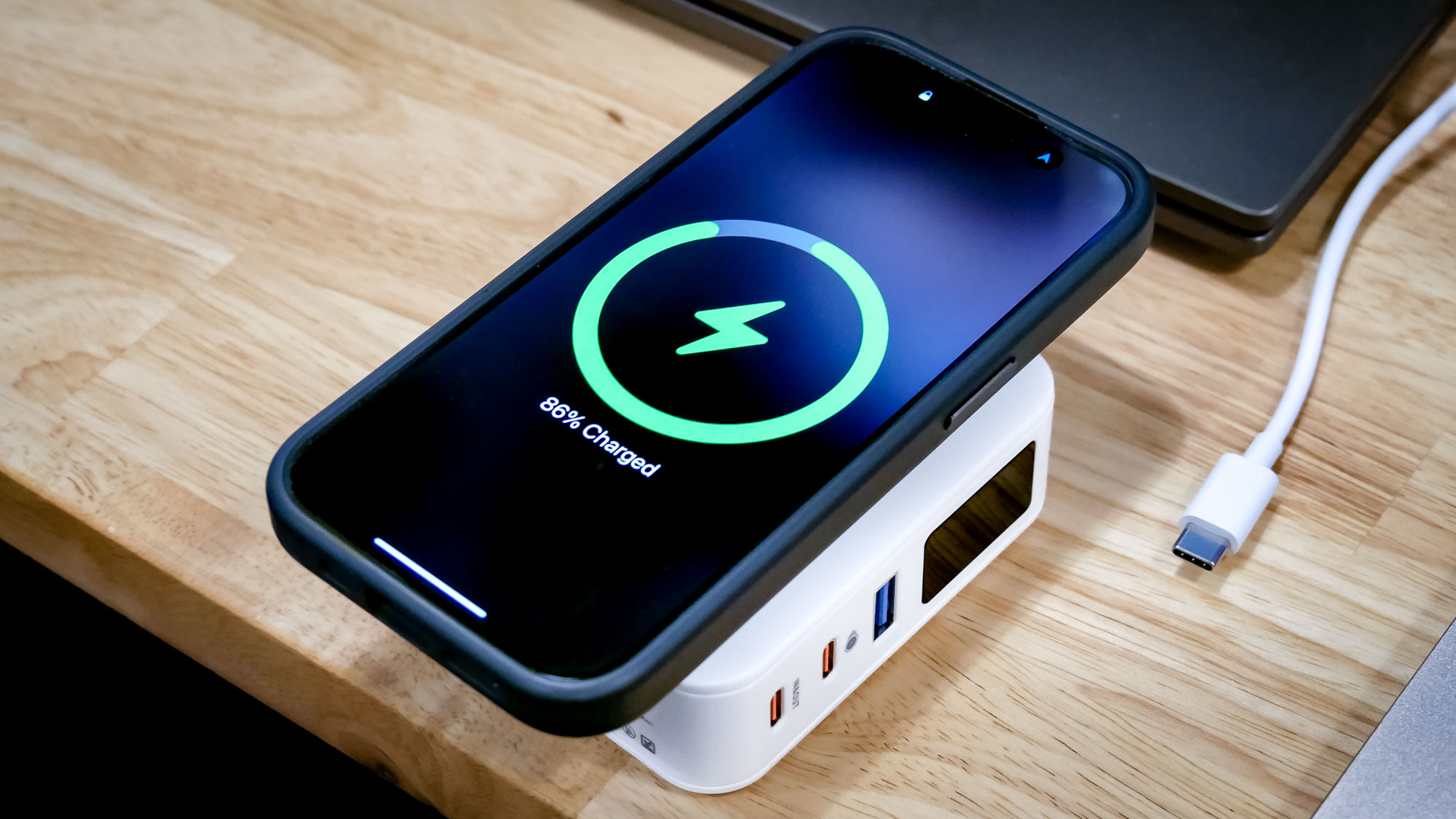 Infinacore P3 Pro Güç Bankası Bir iPhone'u kablosuz olarak şarj ediyor.