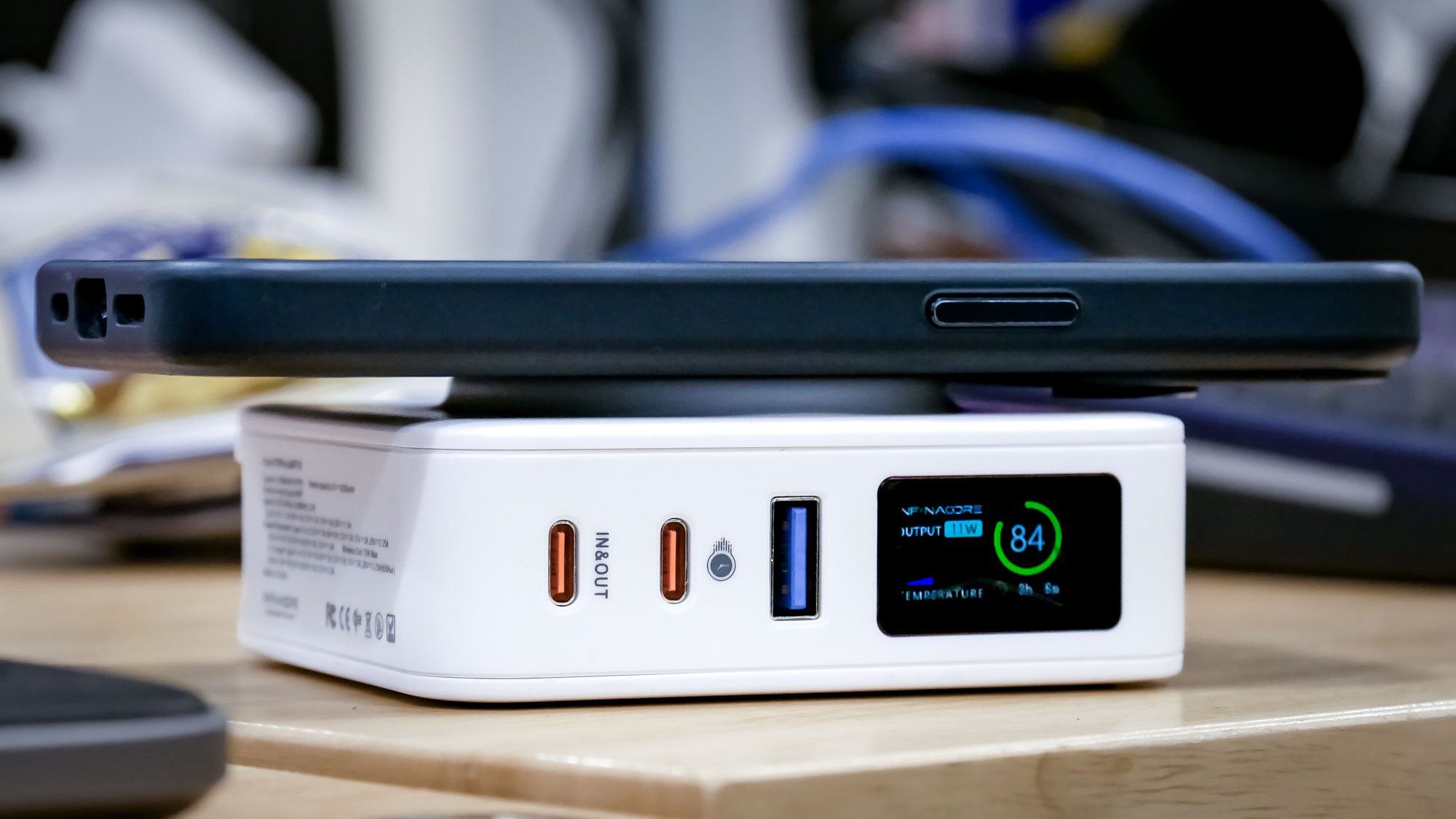 Infinacore P3 Pro Power Bank, ekranda şarj hızını gösteren.