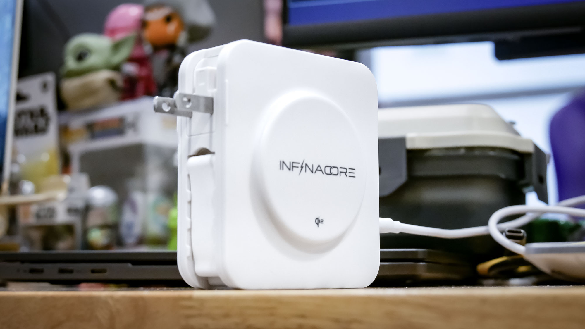 Infinacore P3 Pro Güç Bankası Outlet Prongs genişletildi.