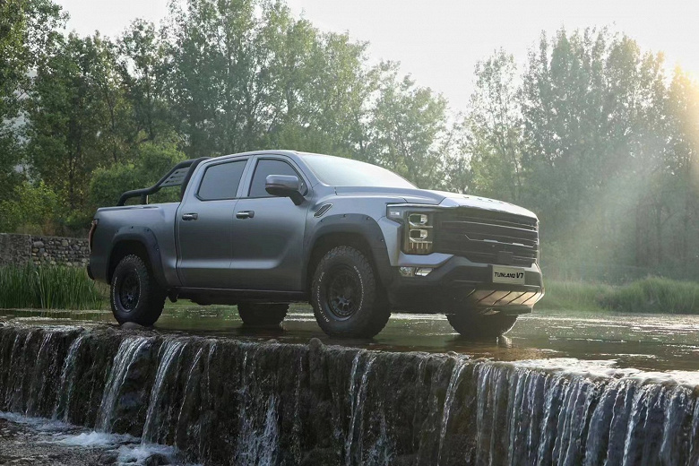 Ford F-150 tasarımı ve 3 yıl veya 100.000 km'lik resmi garantili Toyota Hilux ve Mitsubishi L200. Foton V7 tarafından sunuldu