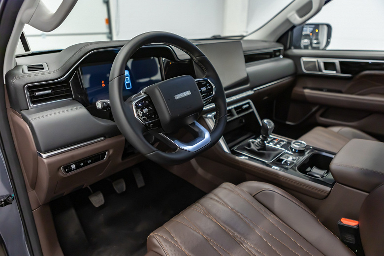 Ford F-150 tasarımı ve 3 yıl veya 100.000 km'lik resmi garantili Toyota Hilux ve Mitsubishi L200. Foton V7 tarafından sunuldu