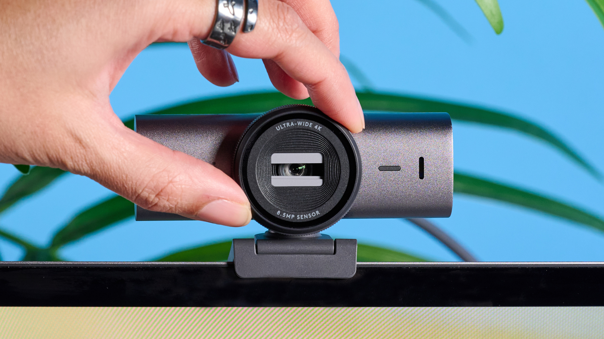 Mavi arka planın önünde resmedilen Logitech MX Brio 705