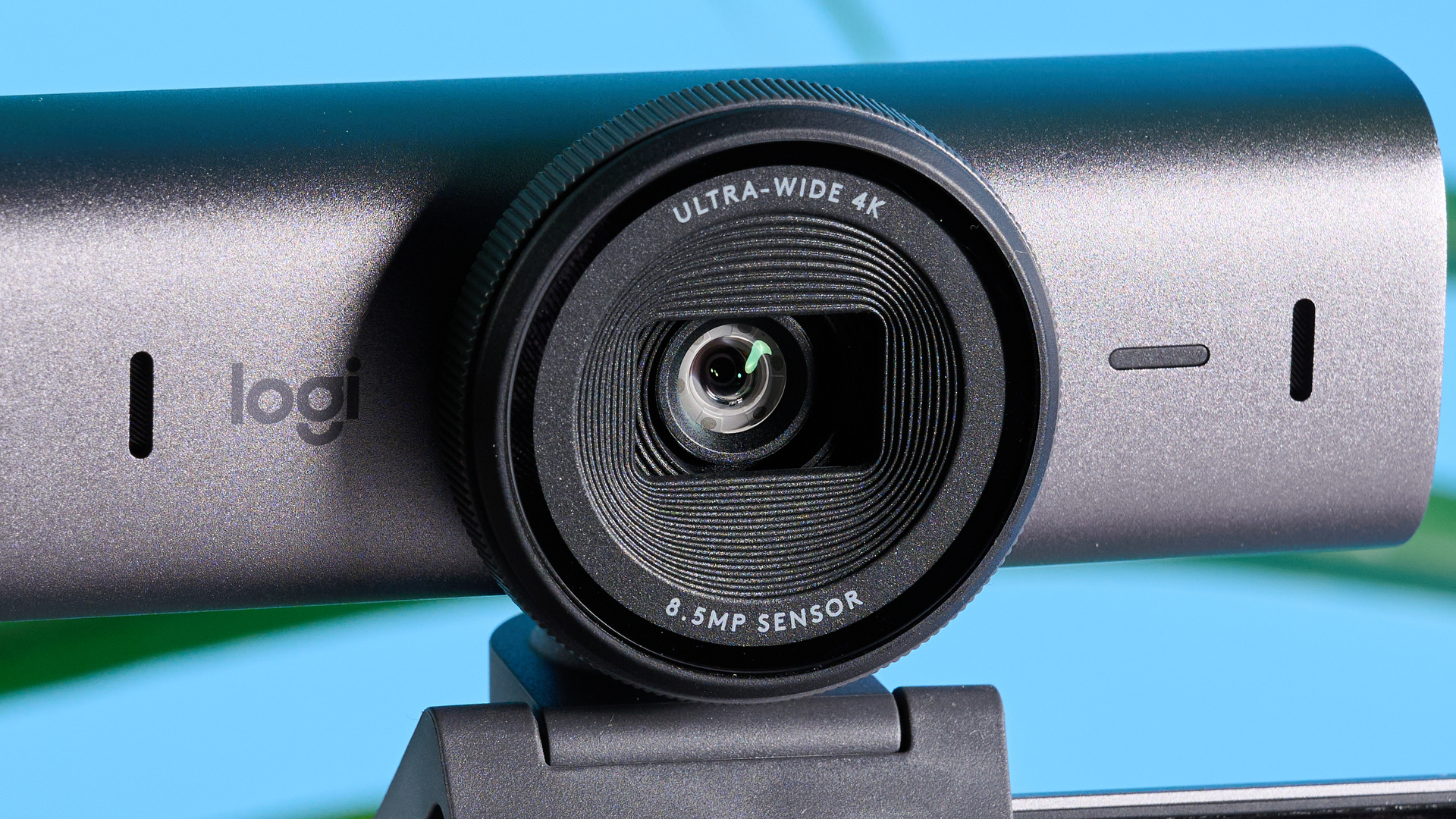 Mavi arka planın önünde resmedilen Logitech MX Brio 705