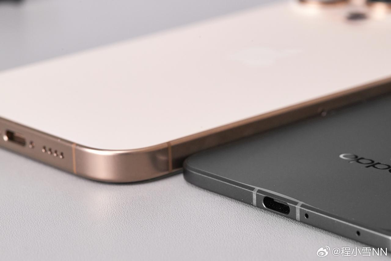 Bir iPhone'un yanındaki Bul N5 çok daha ince görünüyor ve aslında USB-C bağlantı noktası kadar ince. | Resim Kredisi - Zhou Yibao/Weibo - Henüz Portless Iphone 17 Air için kabloyu kesmeye hazır değilim