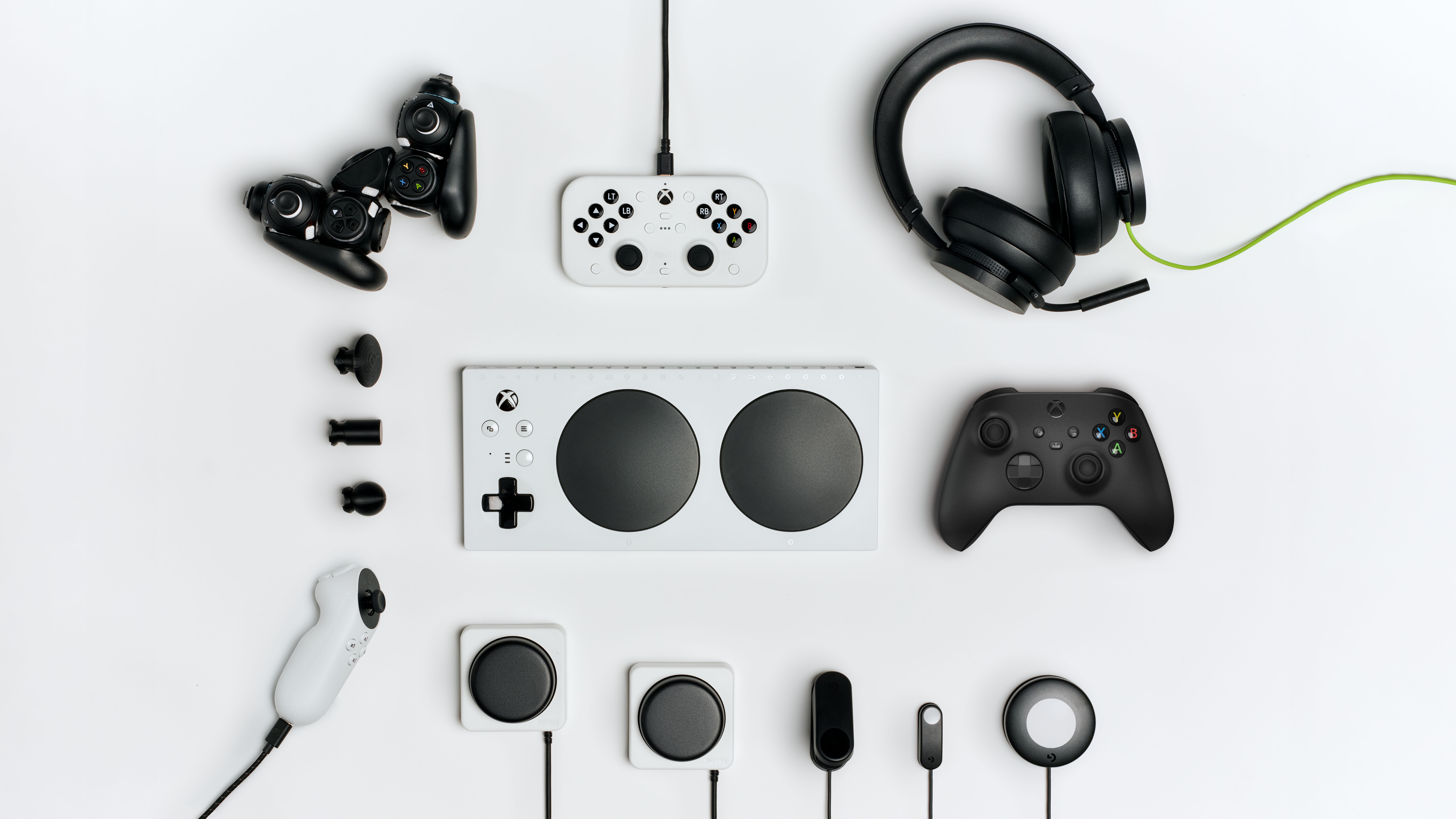 Xbox erişilebilirlik ekosistemi beyaz bir arka plan üzerinde düz bir şekilde uzanıyor. Xbox Adaptive Denetleyici, Standart Denetleyici, Uyarlanabilir Joystick, Erişilebilirlik Kiti, Kulaklık ve Ek Giriş Aygıtları içerir.