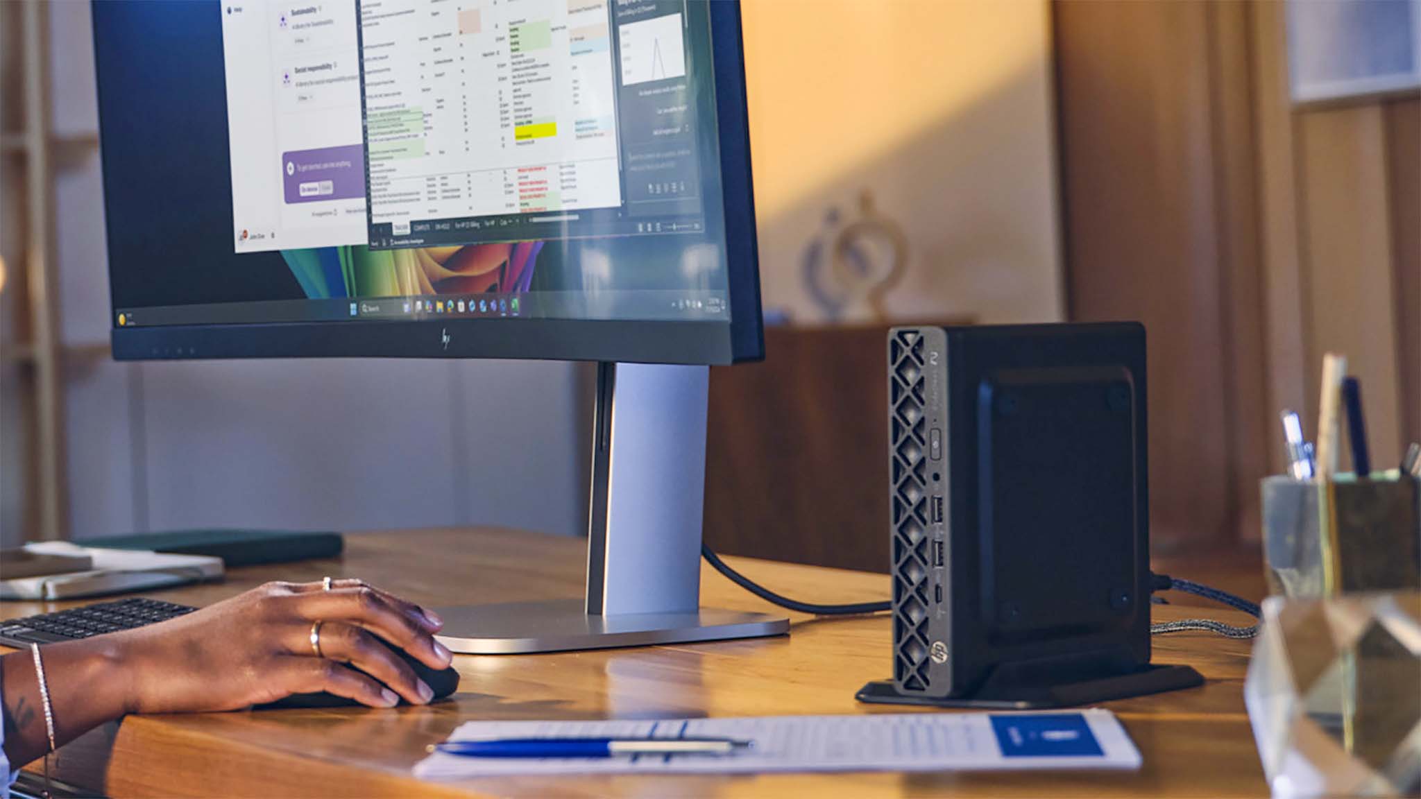 HP Elitedesk 8 Mini G1A Mini PC bir masa üzerinde ve bir HP monitöre bağlı.