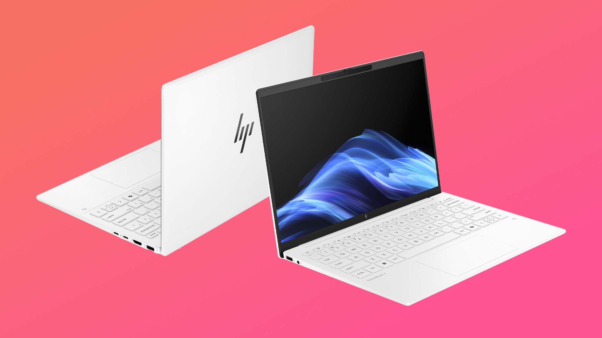 Pembe bir arka plan üzerinde iki HP Omnibook 7 Aero 13 dizüstü bilgisayar. Biri uzak dururken, diğeri sağa işaret ediyor.