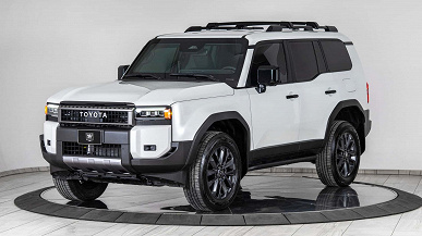 Toyota Land Cruiser Prado 250 zırhlı bir tanka dönüştü: Saldırı tüfeklerinden ve el bombalarının görüntülerinden çekimlere dayanıyor