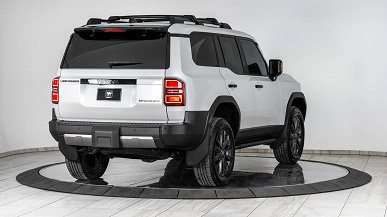 Toyota Land Cruiser Prado 250 zırhlı bir tanka dönüştü: Saldırı tüfeklerinden ve el bombalarının görüntülerinden çekimlere dayanıyor