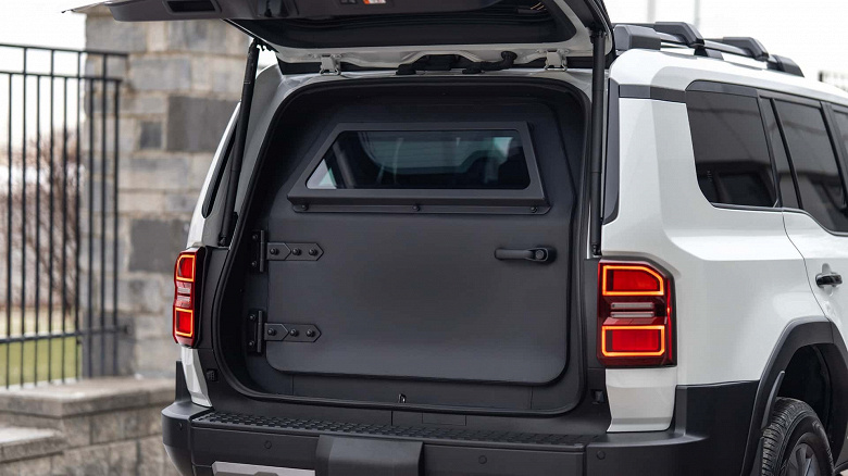 Toyota Land Cruiser Prado 250 zırhlı bir tanka dönüştü: Saldırı tüfeklerinden ve el bombalarının görüntülerinden çekimlere dayanıyor