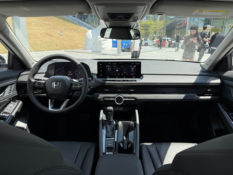 Honda Accord 2025 Sport temsil ediliyor - Araba hemen 8.500 dolarlık bir indirimle sunuldu