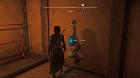 AC Shadows İzciler: Bir kadın suikastçı loş bir odada duruyor.