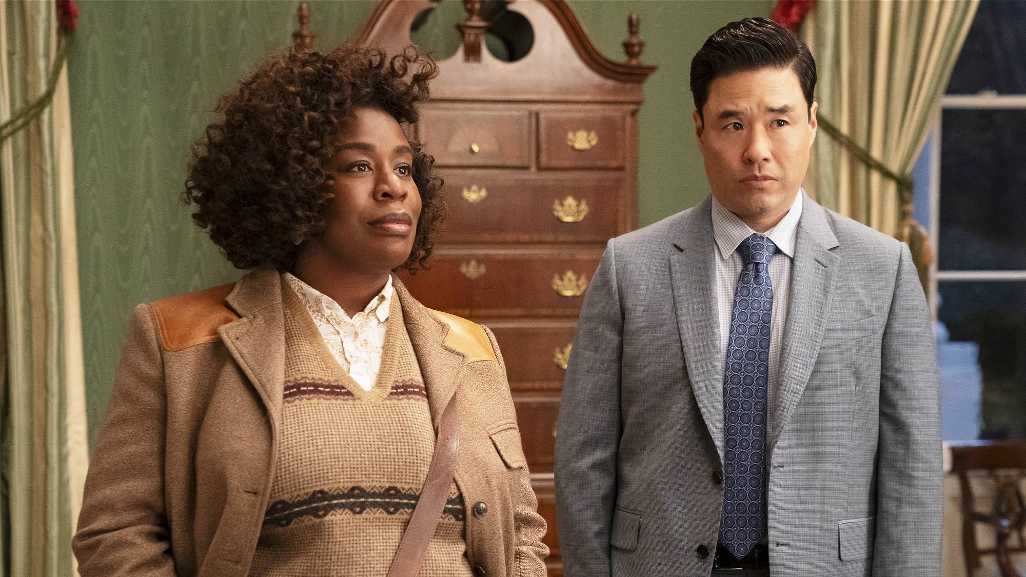Uzo Aduba, Cordelia Cupp ve Randall Park olarak Edwin Park'ta