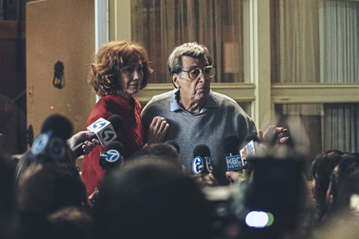 Al Pacino bir mikrofonun önünde durur ve konuşur.