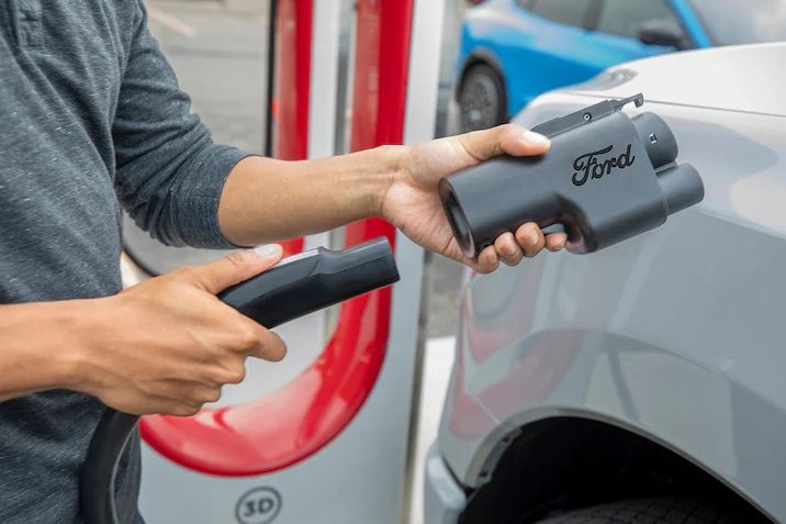 Ford'un Tesla Superchargers'da şarj olması için CCS'den NACS adaptörü.