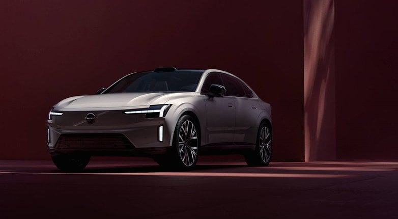 Volvo ES90 ön görünümde.