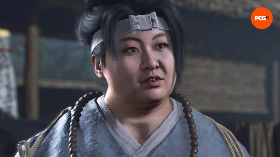 Assassin's Creed Shadows Müttefikleri: Yaya gri bir kıyafet, tespih boncukları ve bir kafa bandı giyiyor