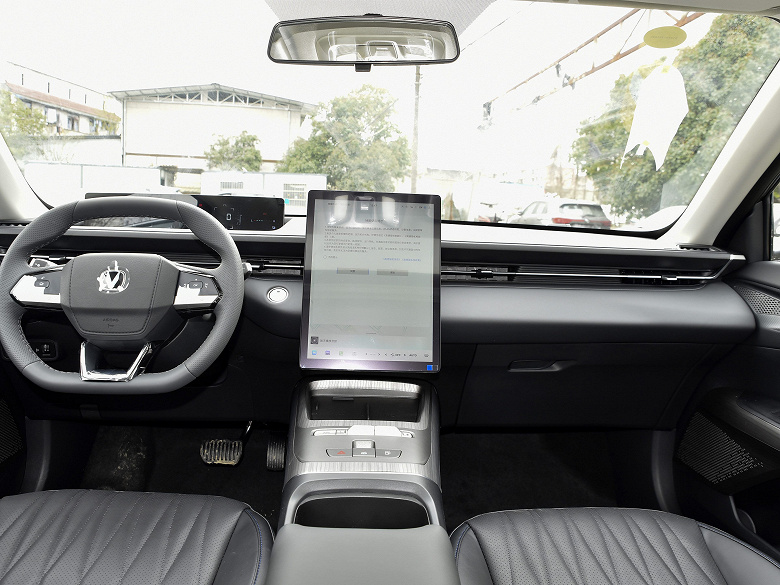 Terk edilemeyen bir teklif. Geniş Hibrit Sedan Changan Eado temsil edilir: 215 HP ve 65.9 bin yuan (777 bin ruble) için bir gaz tankında 1300 km