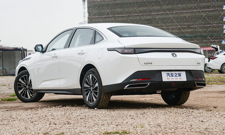 Terk edilemeyen bir teklif. Geniş Hibrit Sedan Changan Eado temsil edilir: 215 HP ve 65.9 bin yuan (777 bin ruble) için bir gaz tankında 1300 km