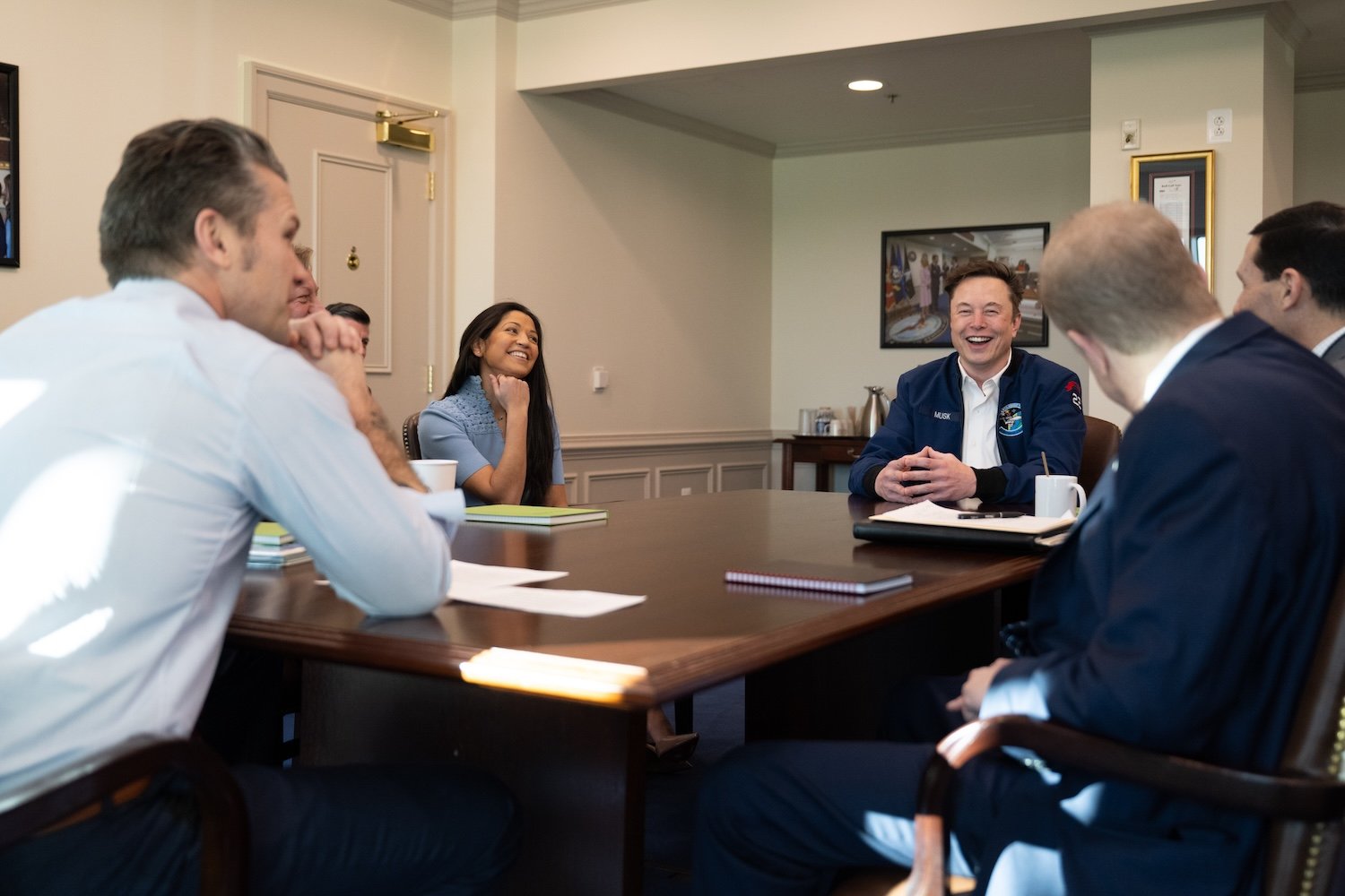 Elon Musk, Pete Hegseth ve diğer personel ile Pentagon'da oturuyor.