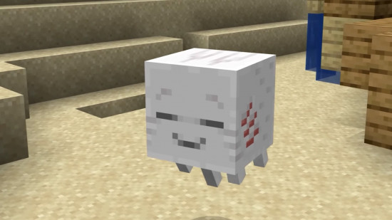 Mutlu bir küçük minecraft, dünyadaki kumun üstünde yüzer.