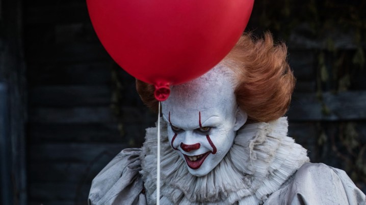 Pennywise palyaço kırmızı bir balon tutar.
