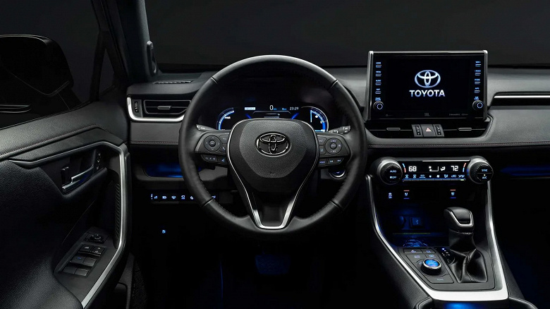 Yeni Toyota RAV4 Rusya'ya götürülüyor, fiyatlar 2.83 milyon ruble (bir ay önce) 2,83 milyon ruble ile başlıyor
