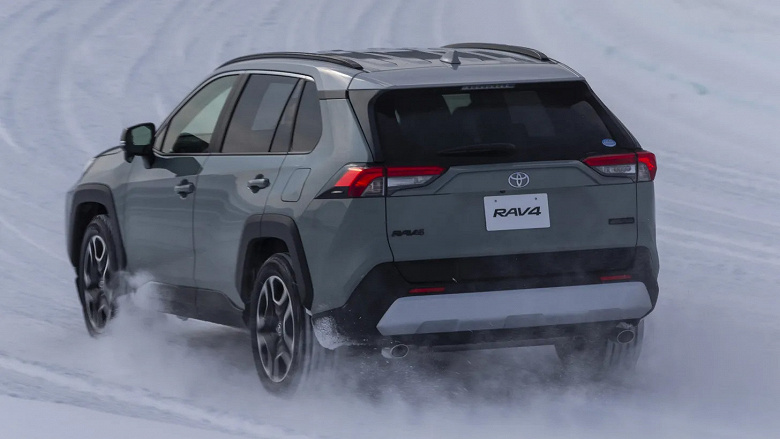 Yeni Toyota RAV4 Rusya'ya götürülüyor, fiyatlar 2.83 milyon ruble (bir ay önce) 2,83 milyon ruble ile başlıyor
