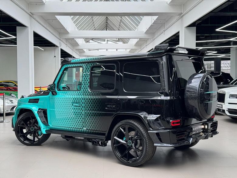 Birkaç gün içinde Rusya'da 100 milyon ruble fiyatla Mansory'den çok turkuaz bir Gelendvagen