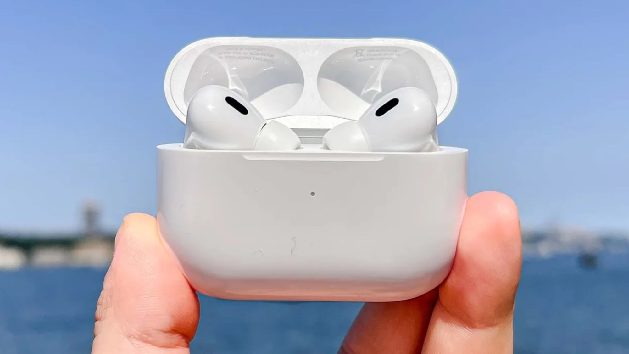 Elinde AirPods Pro 2