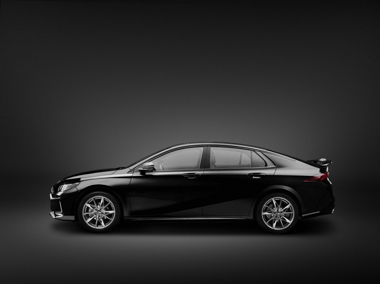 Toyota Corolla ve Kia Cerato'yu 5 yıl veya 150.000 km'lik resmi bir garanti ile değiştiriyor. GAC Empow için Rus fiyatları ilan edildi