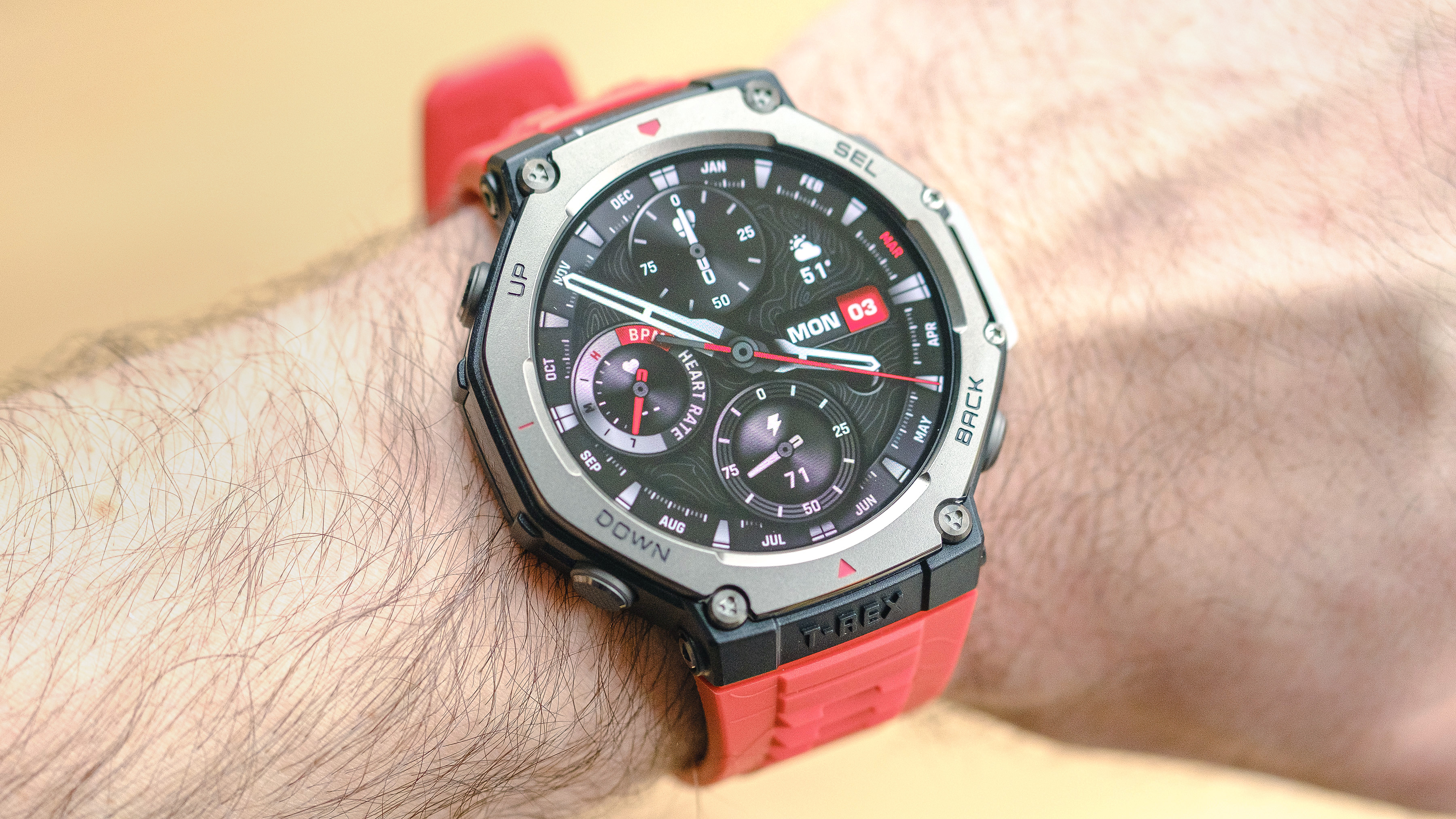 Portakal silikon kayışta Amazfit T-Rex 3 akıllı saatinin kapatılması