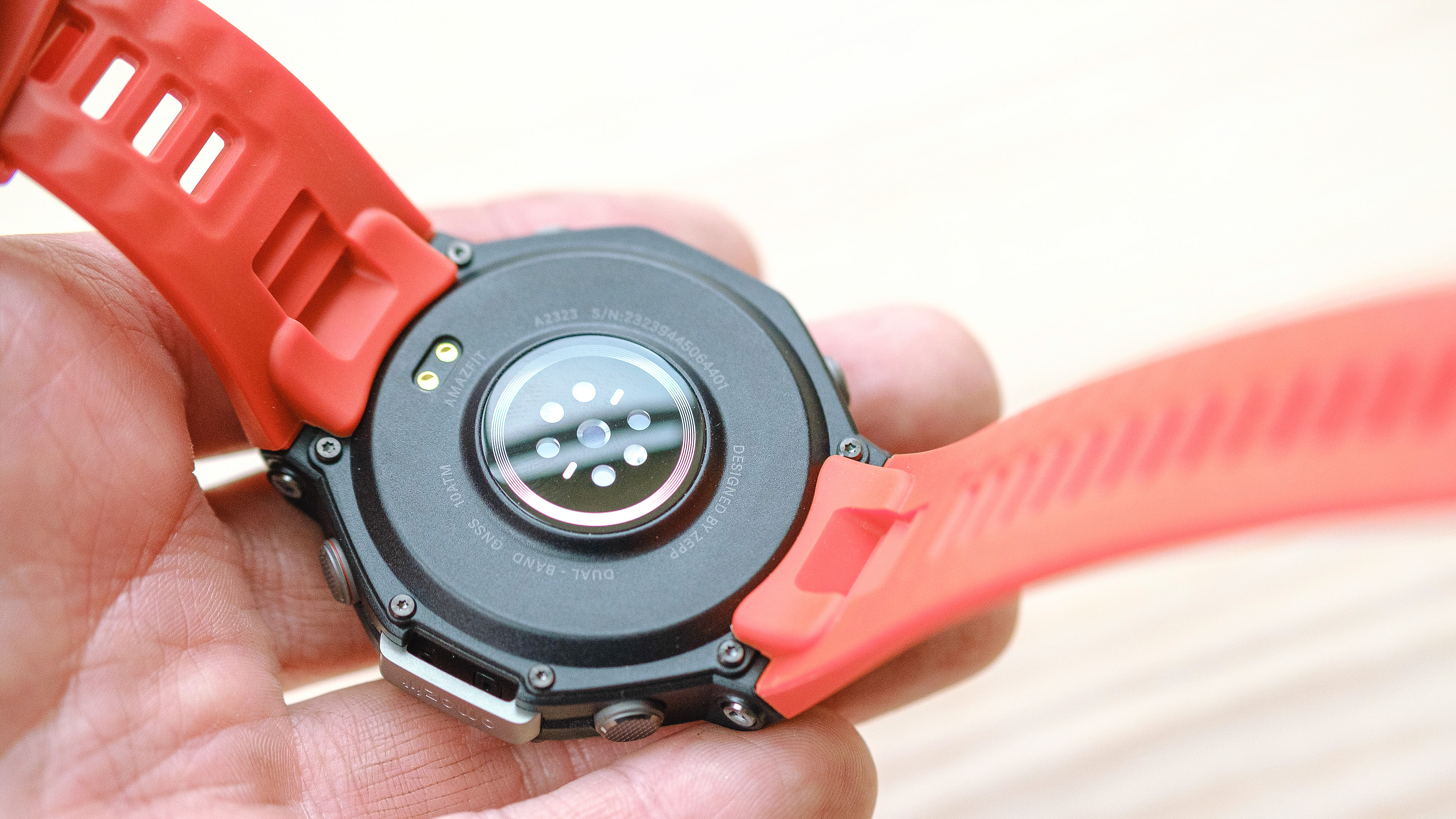 Portakal silikon kayışta Amazfit T-Rex 3 akıllı saatinin kapatılması