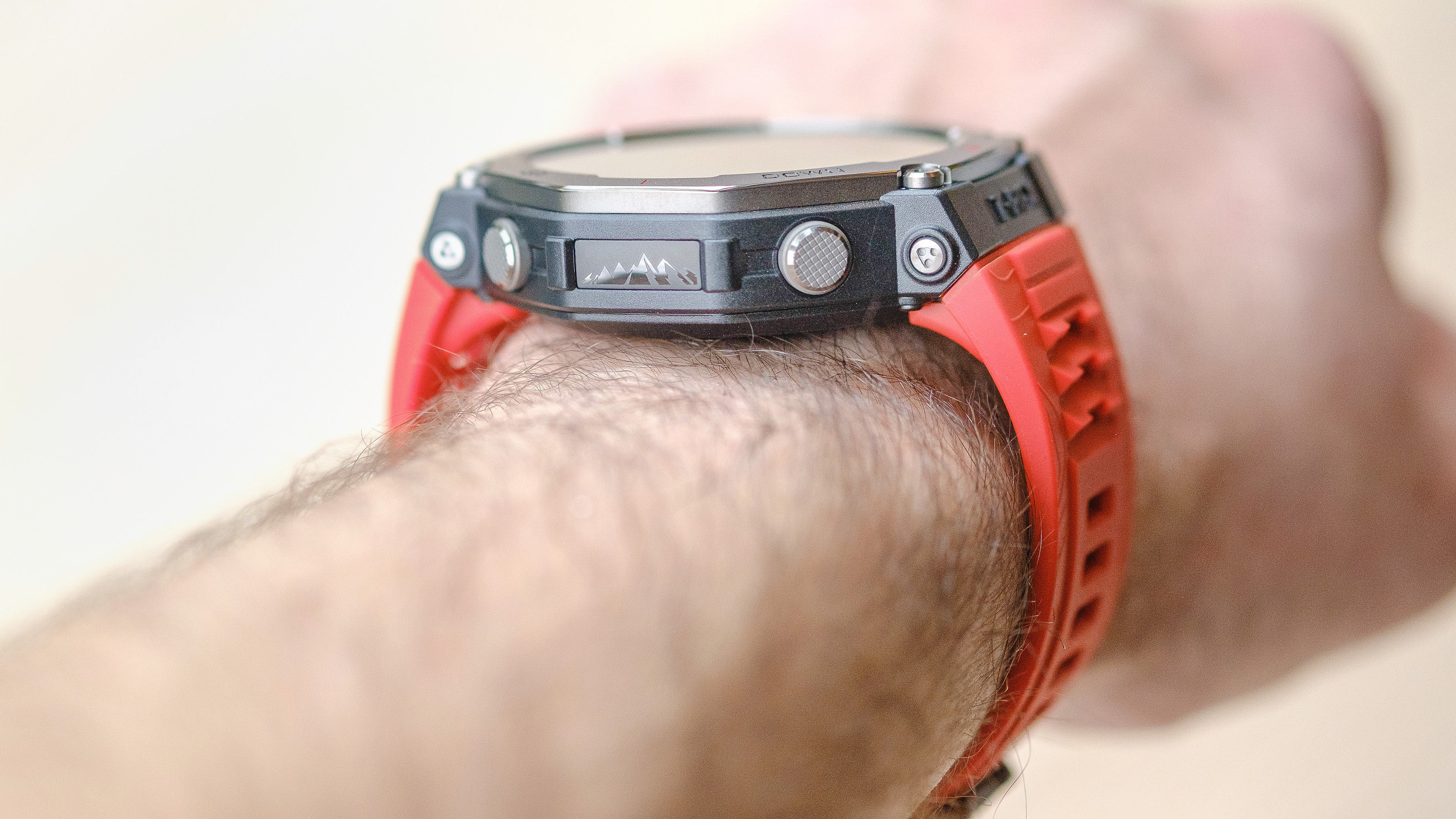 Portakal silikon kayışta Amazfit T-Rex 3 akıllı saatinin kapatılması