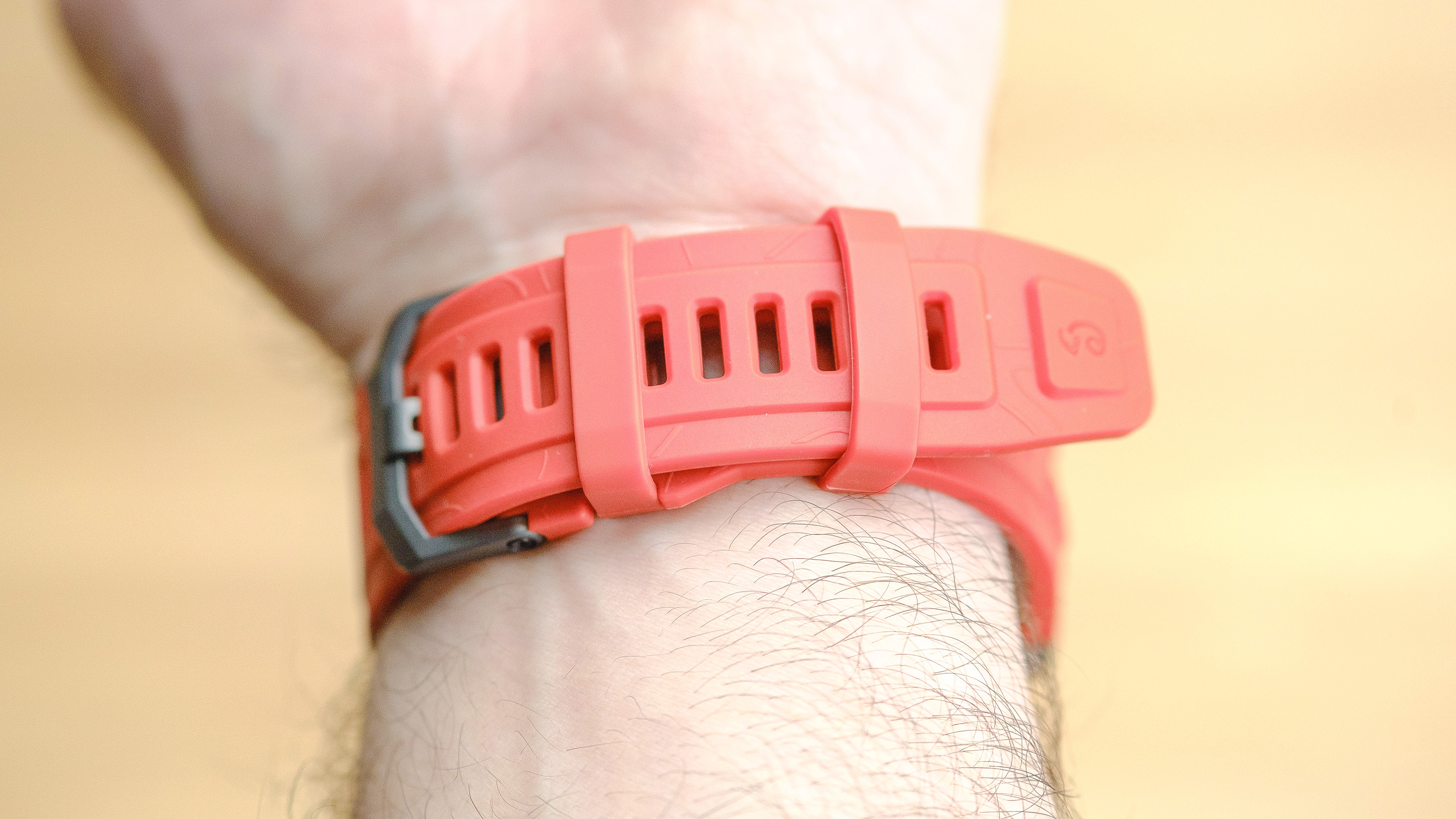 Portakal silikon kayışta Amazfit T-Rex 3 akıllı saatinin kapatılması
