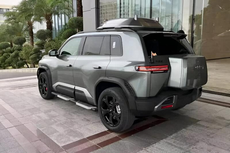 Mükemmel donanımlı BYD Leopard 3 SUV, uyarlanabilir bir süspansiyon, tüm tekerlekten çekiş, iki motor ve çatıda bir pislik ile 30.000 $ karşılığında sunulmuştur.