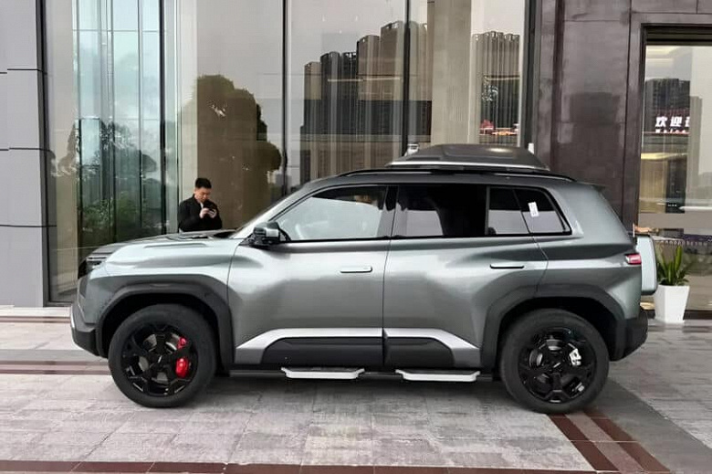 Mükemmel donanımlı BYD Leopard 3 SUV, uyarlanabilir bir süspansiyon, tüm tekerlekten çekiş, iki motor ve çatıda bir pislik ile 30.000 $ karşılığında sunulmuştur.