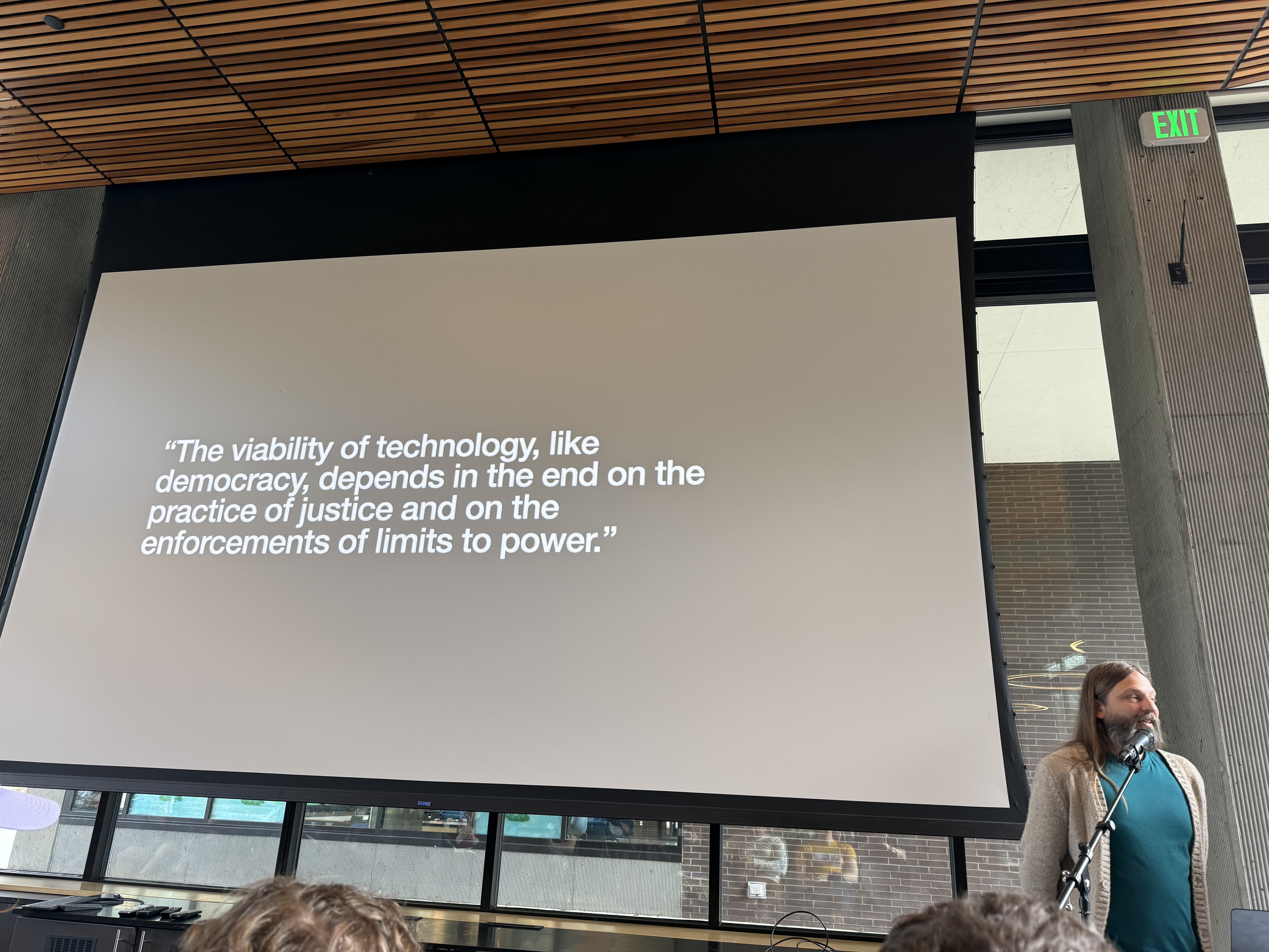 Seattle'daki konferansta konuşan Blaine Cook'un bir fotoğrafı